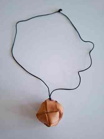 Finnish design kaulakoru nahkaa Helsinki
