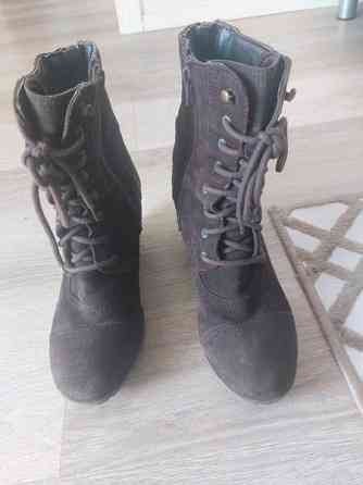 hyvässä kunnossa olevat minisaappaat Helsinki