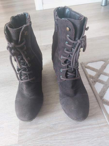 hyvässä kunnossa olevat minisaappaat Helsinki - изображение 1