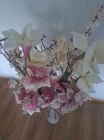 Myydään koristekukat korkeassa lasivaasissa Helsinki