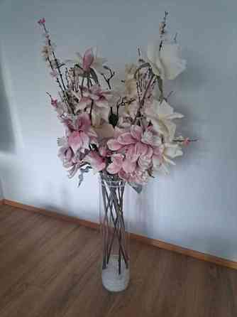 Myydään koristekukat korkeassa lasivaasissa Helsinki