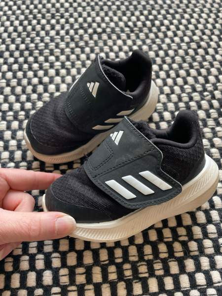 Adidas 21 oikein siistit ja kevyet tarralenkkarit Vantaa – foto 1