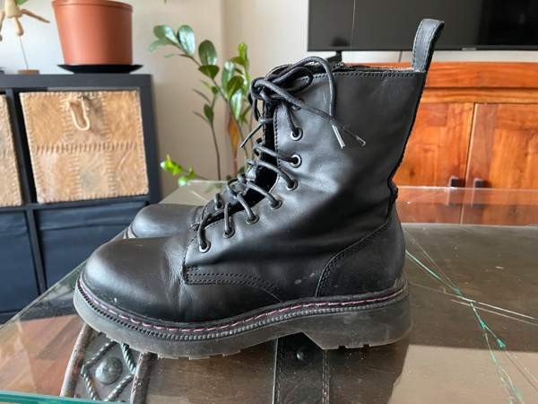 Naisten nahkanilkkirit Helsinki - valokuva 1