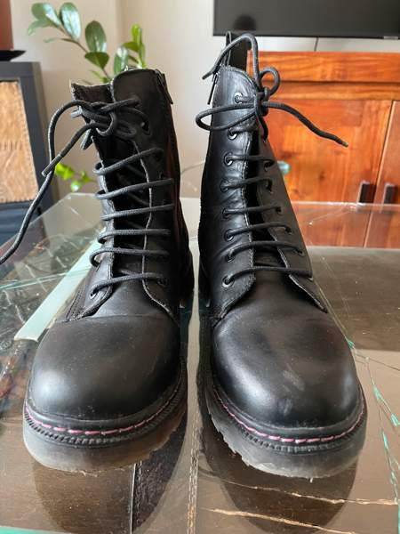 Naisten nahkanilkkirit Helsinki - valokuva 2