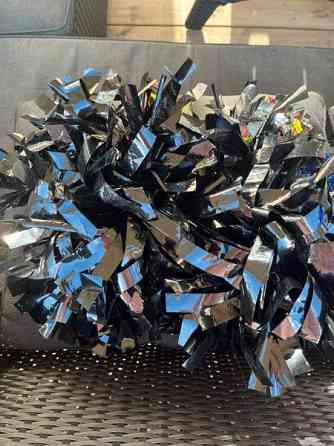 Mustat huiskat / pompomit Oulu