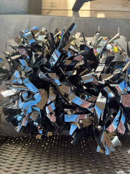 Mustat huiskat / pompomit Oulu – foto 1