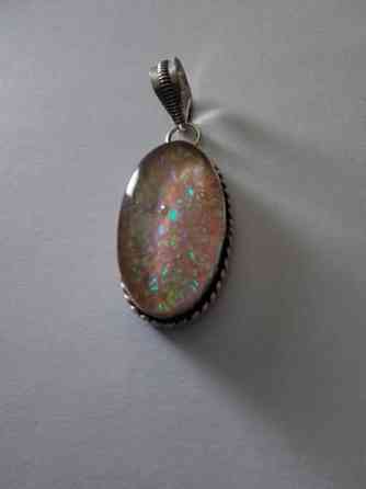 Uniikki hohtava riipus Eura