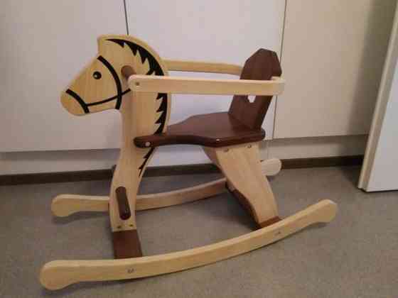 Puinen keinuhevonen Kangasala