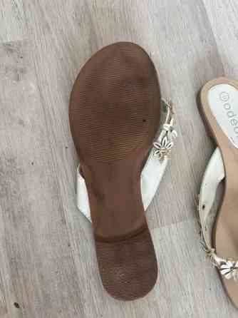 Valkoiset kesäsandaalit Helsinki