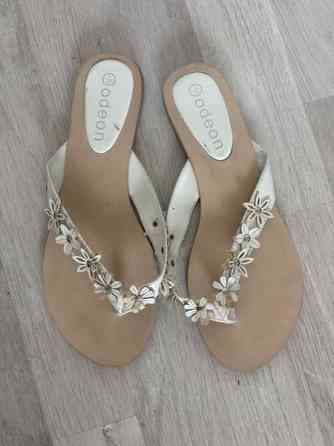 Valkoiset kesäsandaalit Helsinki