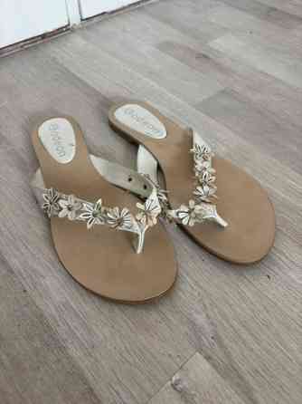 Valkoiset kesäsandaalit Helsinki