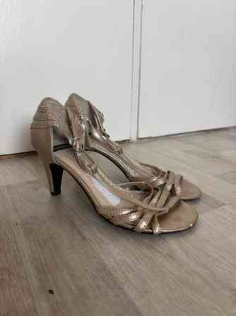 Shampanjan väriset nahkaiset korkokengät Helsinki