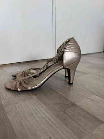 Shampanjan väriset nahkaiset korkokengät Helsinki