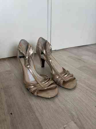 Shampanjan väriset nahkaiset korkokengät Helsinki