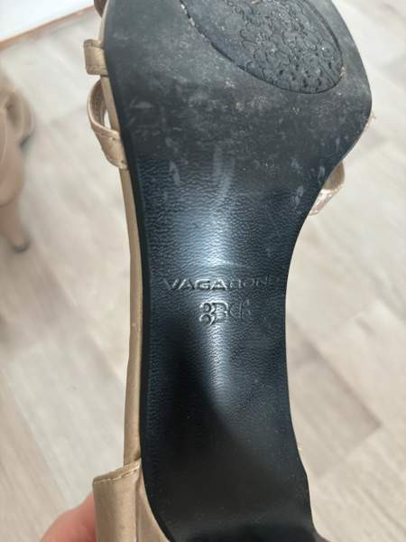 Shampanjan väriset nahkaiset korkokengät Helsinki – foto 5