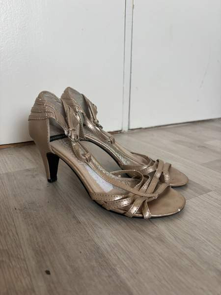 Shampanjan väriset nahkaiset korkokengät Helsinki – foto 1