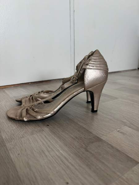 Shampanjan väriset nahkaiset korkokengät Helsinki – foto 3