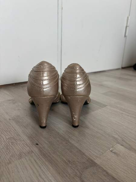 Shampanjan väriset nahkaiset korkokengät Helsinki – foto 4