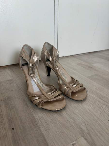 Shampanjan väriset nahkaiset korkokengät Helsinki – foto 2