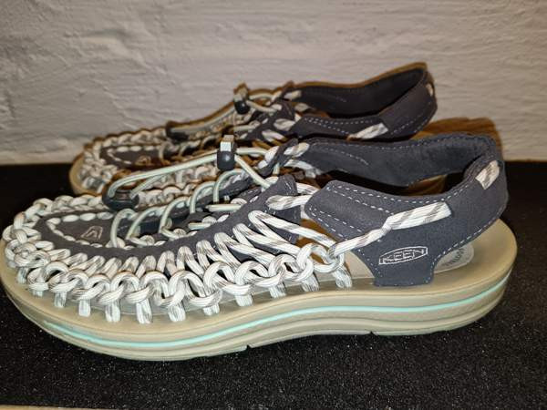 Hauskat Keen Uneek narusandaalit (25 cm/EU 38,5) Эспоо - изображение 2