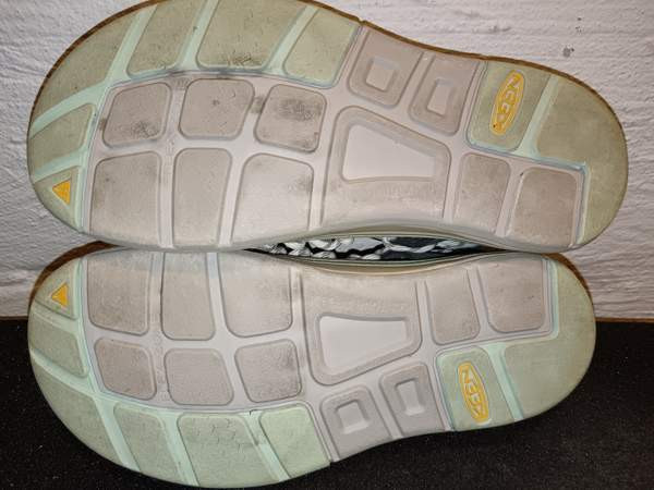 Hauskat Keen Uneek narusandaalit (25 cm/EU 38,5) Эспоо - изображение 7