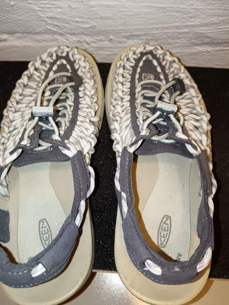 Hauskat Keen Uneek narusandaalit (25 cm/EU 38,5) Эспоо - изображение 5