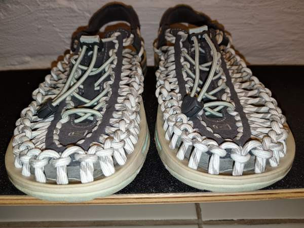 Hauskat Keen Uneek narusandaalit (25 cm/EU 38,5) Эспоо - изображение 3