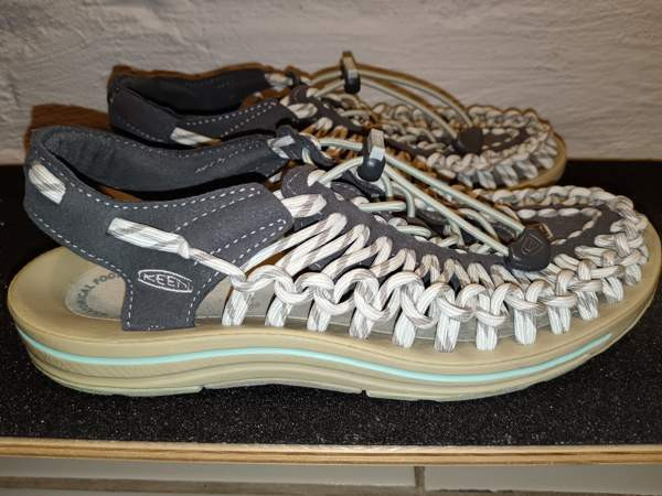 Hauskat Keen Uneek narusandaalit (25 cm/EU 38,5) Эспоо - изображение 1