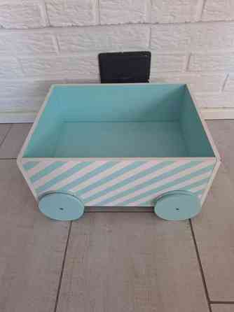 Pyörillä kulkeva säilytyslaatikko Йоэнсуу