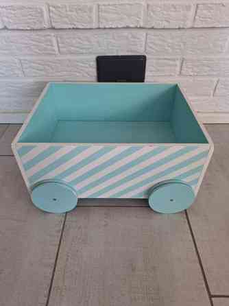 Pyörillä kulkeva säilytyslaatikko Йоэнсуу