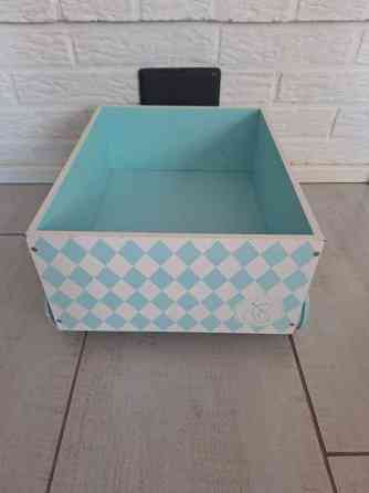 Pyörillä kulkeva säilytyslaatikko Йоэнсуу