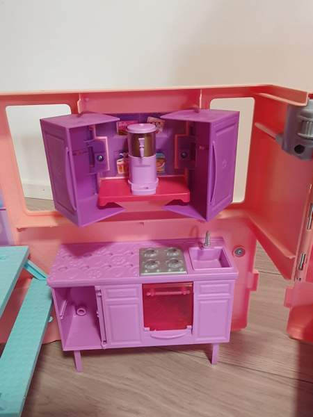 Barbie matkailuauto koti Espoo – foto 3
