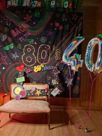 80-luvun teemabileisiin rekvisiittaa Masku