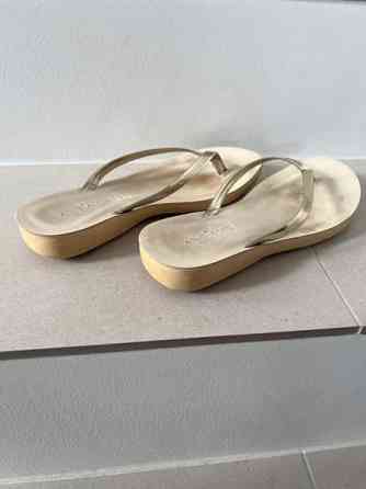 Kullansävyiset Andiamon sandaalit 40 Heinola