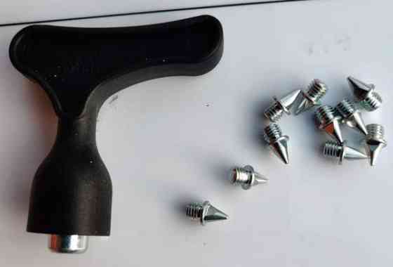 Adidas työkalu-avain piikkareihin ja 10 kpl piikkejä, uusi Salo