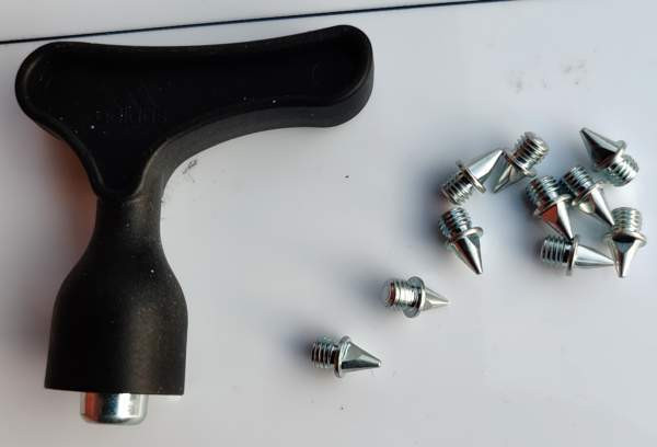 Adidas työkalu-avain piikkareihin ja 10 kpl piikkejä, uusi Salo – foto 1