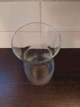 Karaffi, kaadin tai käy myös maljakoksi. Lahti