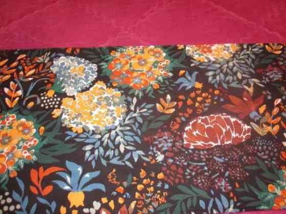 Leveä kappaverho musta pohjainen just ommeltuna,va Yloejaervi