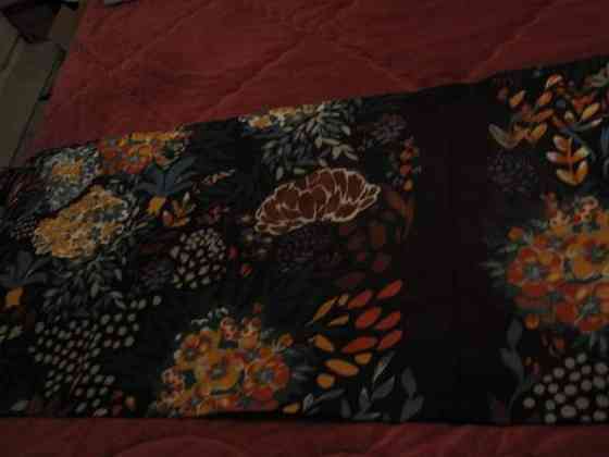 Leveä kappaverho musta pohjainen just ommeltuna,va Yloejaervi