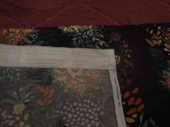 Leveä kappaverho musta pohjainen just ommeltuna,va Yloejaervi