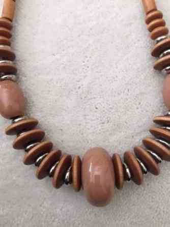 Aarikka vaaleanruskeat näyttävät helmet Keuruu