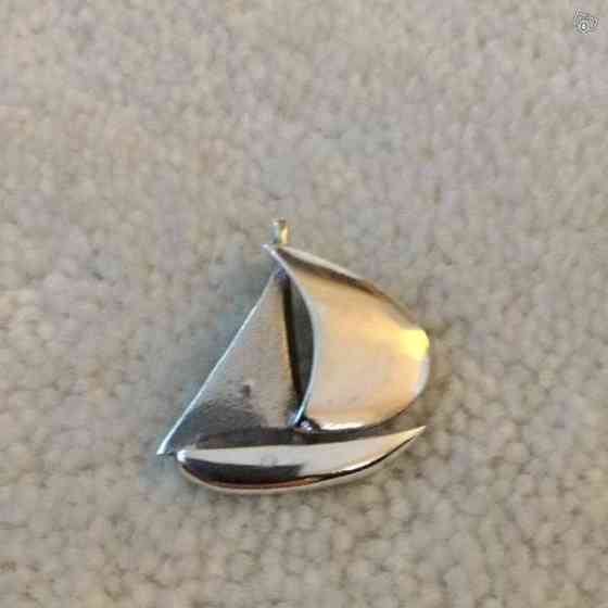 Hopeinen purjevene riipus Keuruu