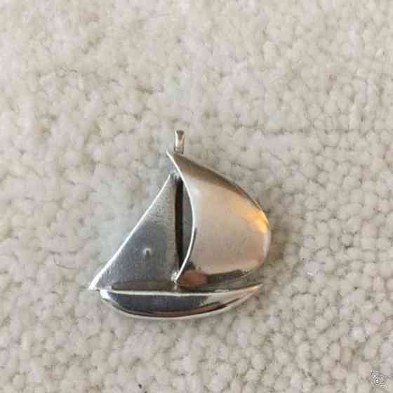 Hopeinen purjevene riipus Keuruu