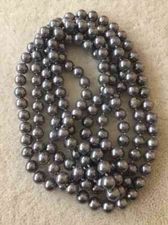 Harmaat pitkät helmet, pituus 150 cm Keuruu