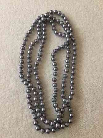 Harmaat pitkät helmet, pituus 150 cm Keuruu