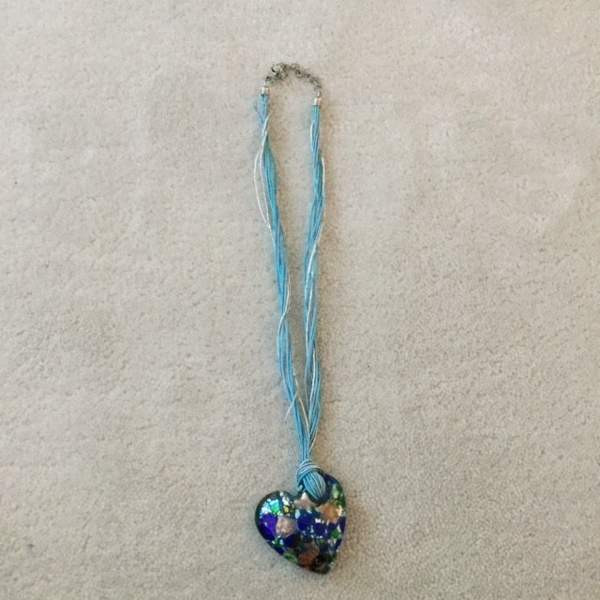 Lasisydän kaulakoru Keuruu - valokuva 1