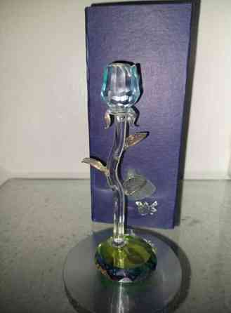 Uusi kristalliruusu telineessä Йоэнсуу