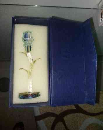 Uusi kristalliruusu telineessä Йоэнсуу