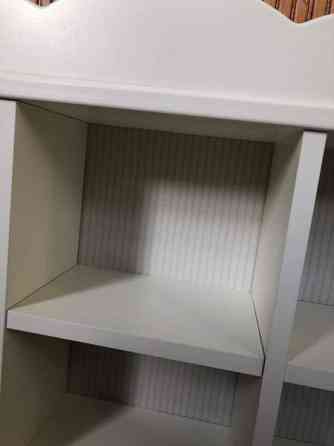 Valkoinen seinähyllykkö Maentsaelae