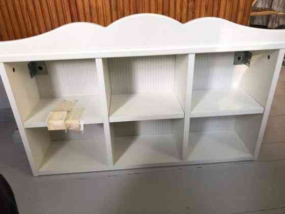 Valkoinen seinähyllykkö Maentsaelae